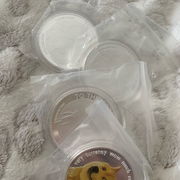 Dogecoin To The Moon Collectables - Picture 5 of 9